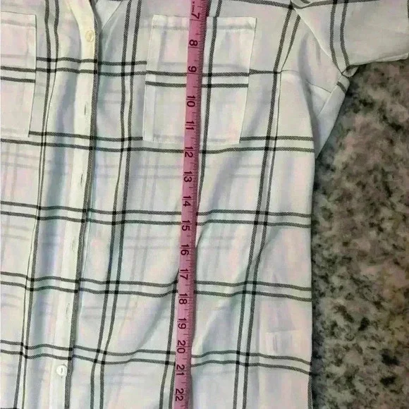 Lightweight black-and-white button-down - Picture 8 of 8